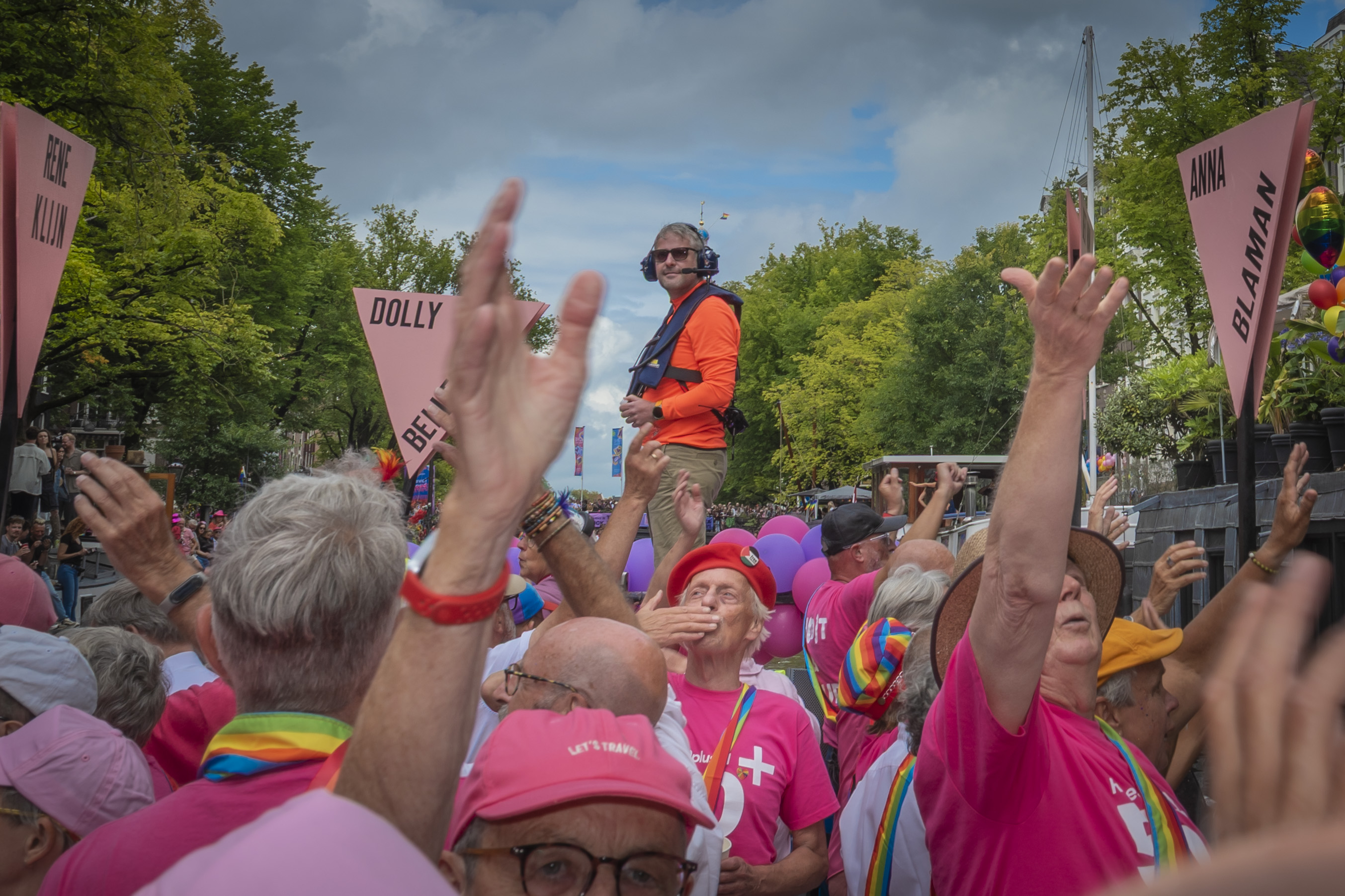 Kristianus van der Waag geeft het publiek een hoffelijke kushand